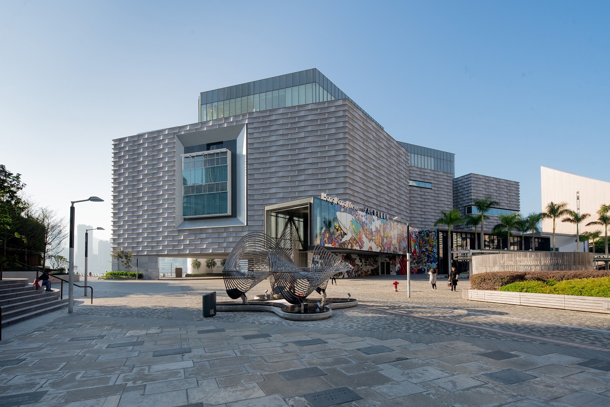 Modulare Elemente aus EQUITONE [tectiva] erzeugen eine  wellenähnliche Fassade am Kunstmuseum in HongKong