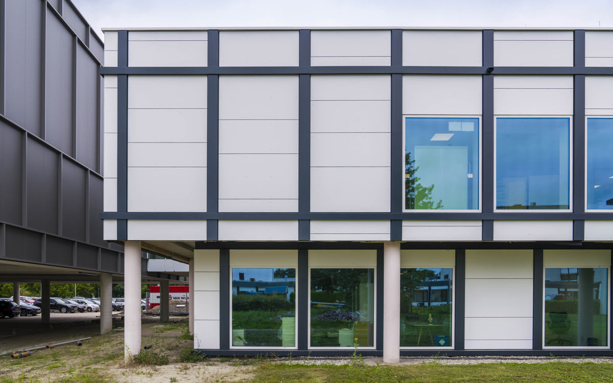 Réemploi durable de panneaux de façade EQUITONE pour la rénovation de l'hôpital Nij Smellinghe aux Pays-Bas