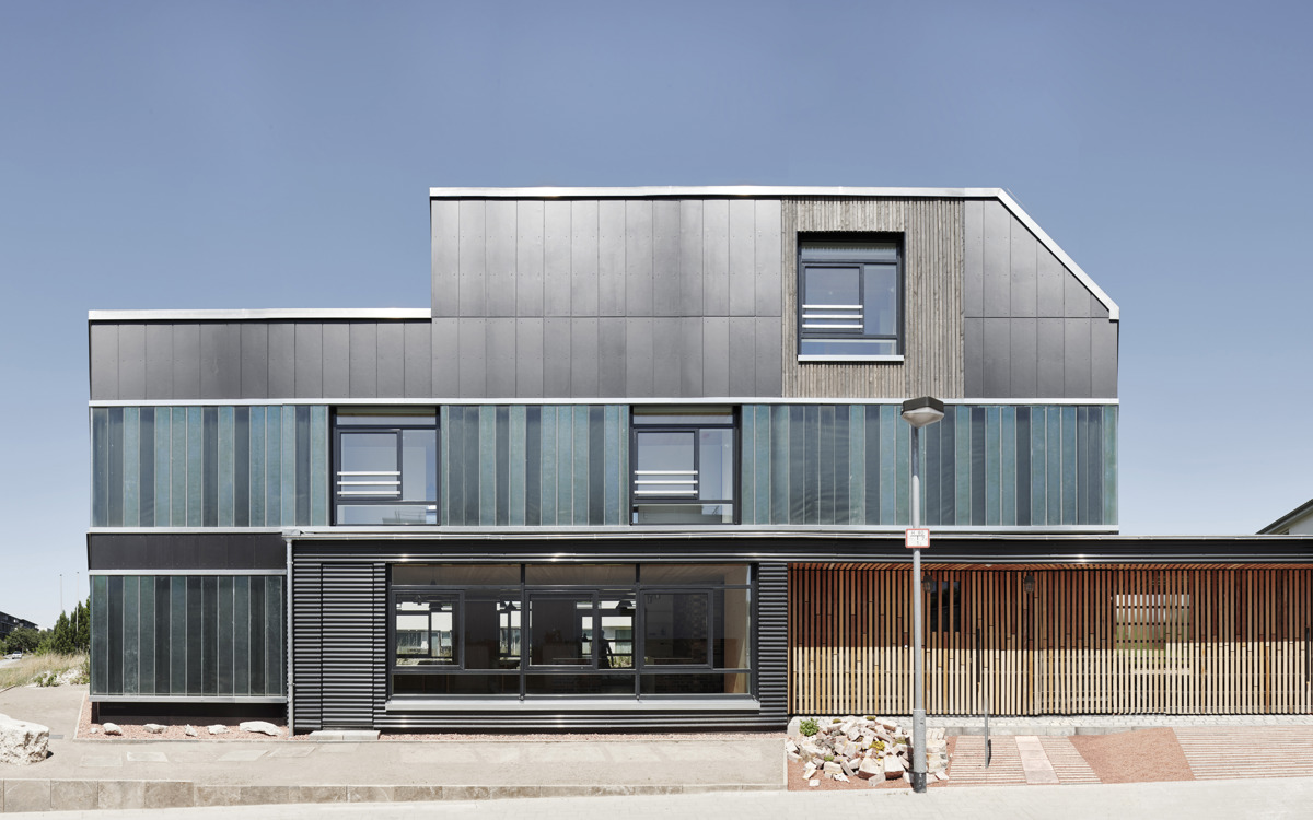 Une deuxième vie pour la façade :  Une construction expérimentale avec des panneaux en fibres-ciment recyclés