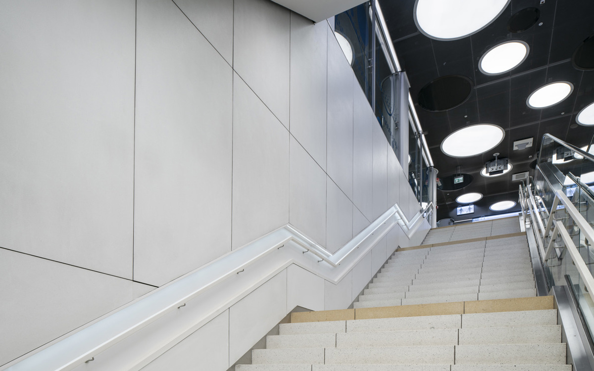 Metro Młynów schody