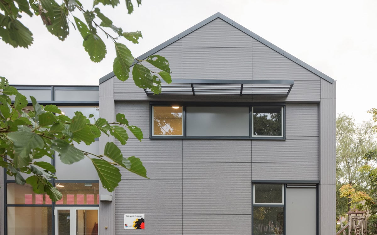 Pour la rénovation de l'école primaire De Hoeve, l'architecte Martien Van Vliet (Bureau Bos) a résolument opté pour EQUITONE