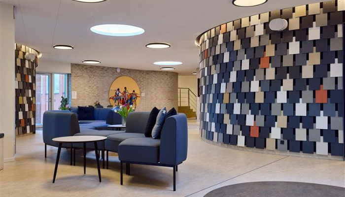 Upcycling als Gestaltungsprinzip – Erweiterungsbau der Struer Fri Fagskole