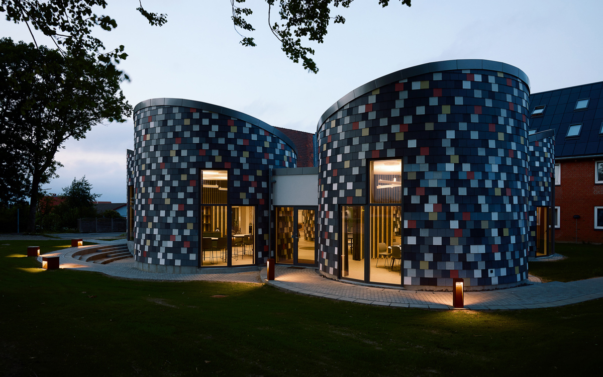 Upcycling als Gestaltungsprinzip – Erweiterungsbau der Struer Fri Fagskole