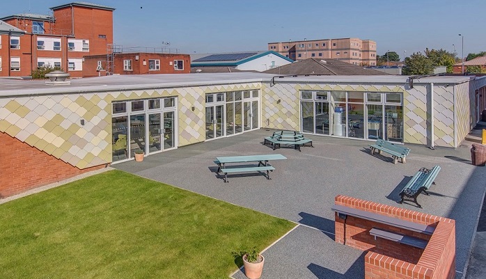 Stepping Hill Hospital: Farbige Verkleidung mit EQUITONE [natura]  in kleinen Formaten  