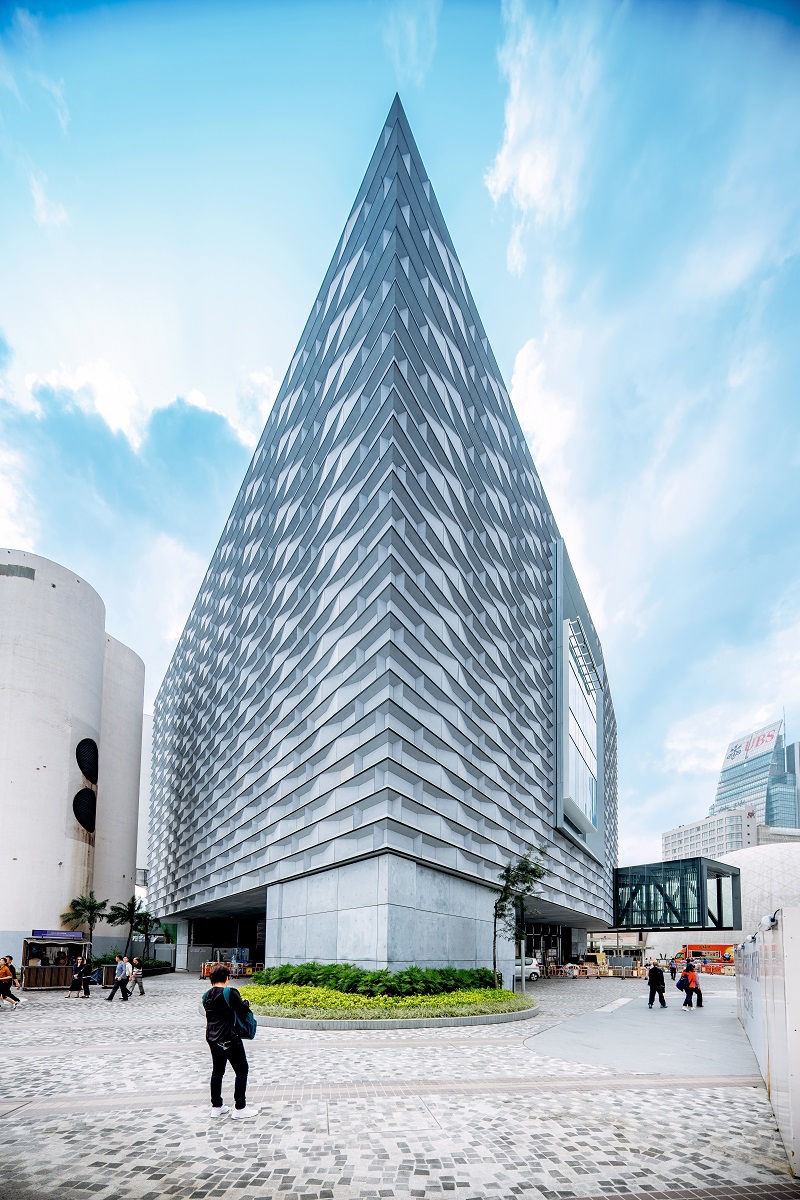 Modulare Elemente aus EQUITONE [tectiva] erzeugen eine  wellenähnliche Fassade am Kunstmuseum in HongKong