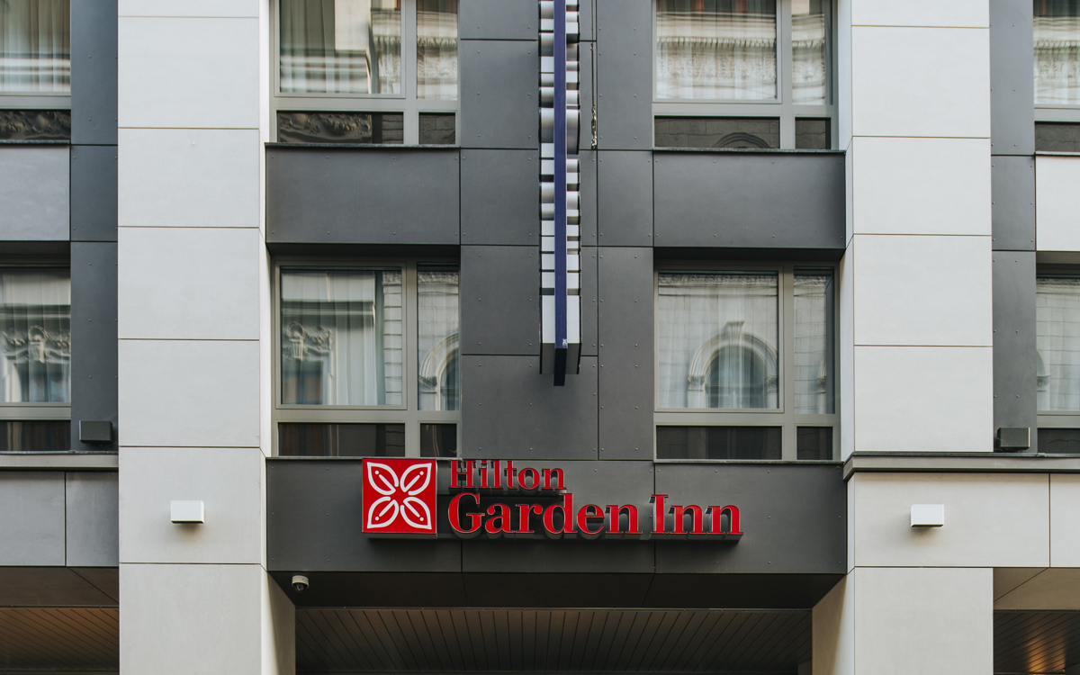 A Hotel Hilton Garden Inn homlokzatát és belső tereit is az Equitone anyagai díszítik.