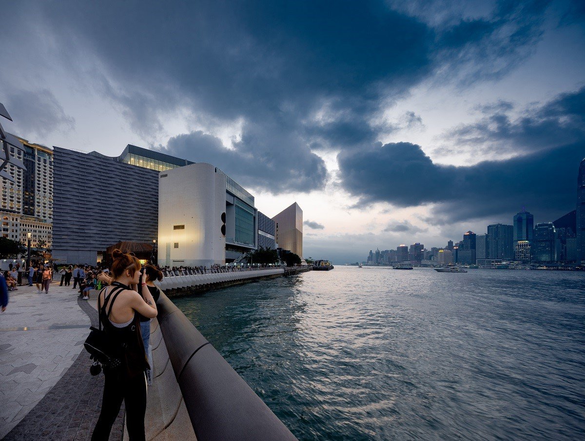 Kobieta fotografująca nowoczesne Muzeum w HongKongu