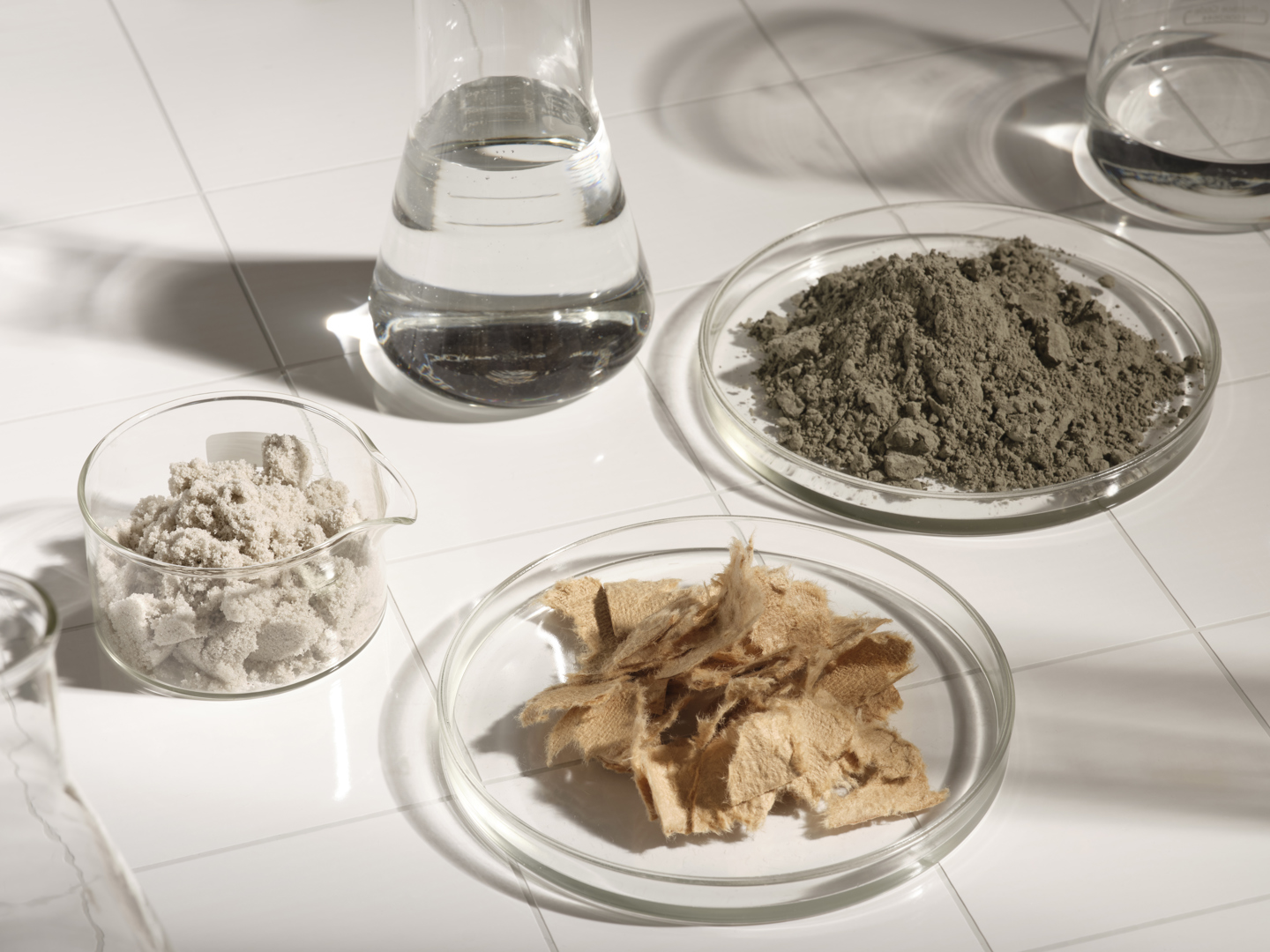 składniki włókno-cementu: piasek, woda, cement i włókna celulozowe