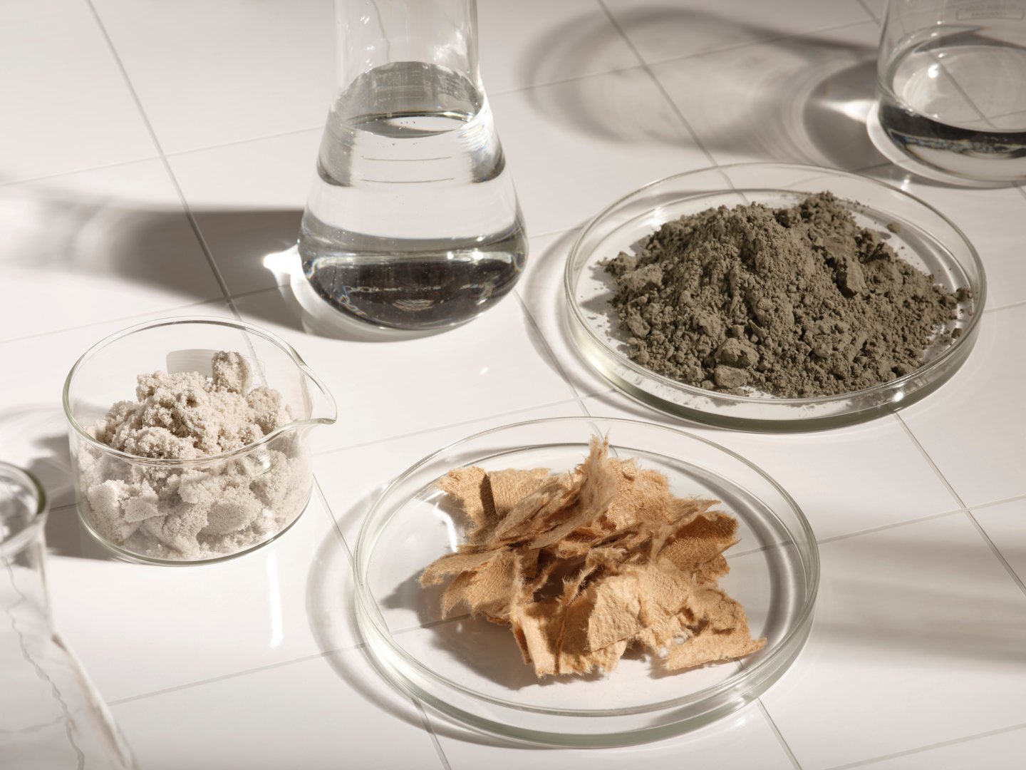 Šķiedru cementa sastāvdaļas: smiltis, ūdens, cements un celulozes šķiedras.