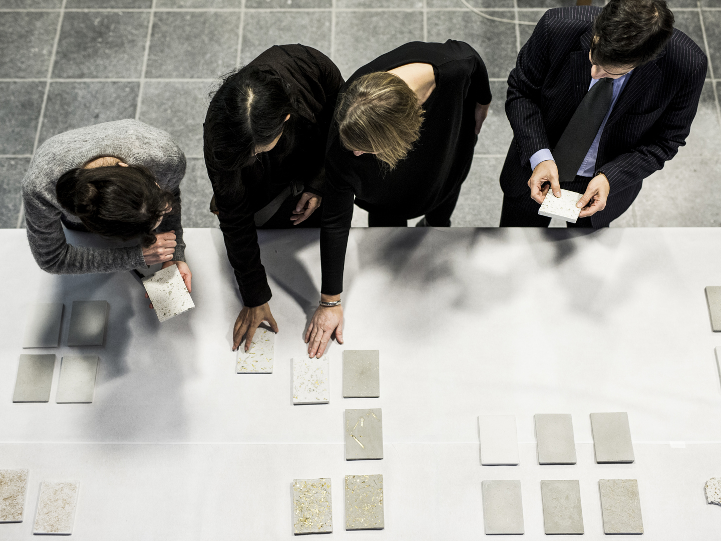 Arhitektide rühm vaatab EQUITONE materjalide näidiseid.