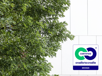 jätkusuutlikkust sümboliseeriv puu ventileeritaval fassaadil