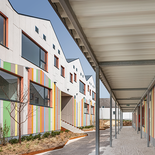 Farbenfrohe Fassade des Da Vinci Colleges