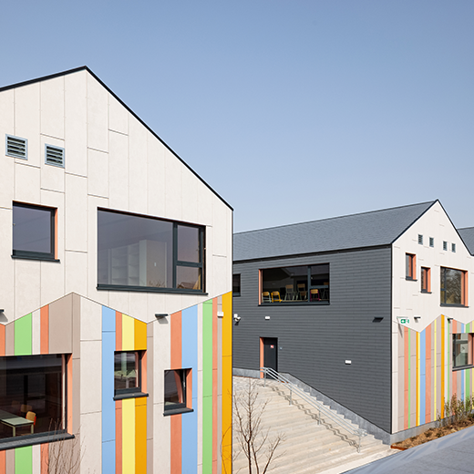 Farbenfrohe Fassade des Da Vinci Colleges