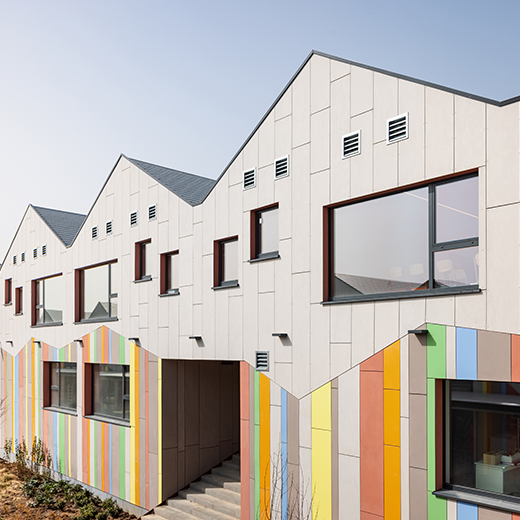 Farbenfrohe Fassade des Da Vinci Colleges