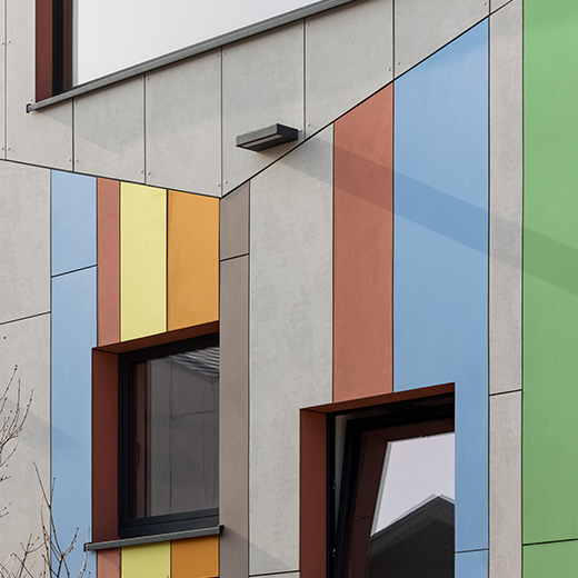 Farbenfrohe Fassade des Da Vinci Colleges