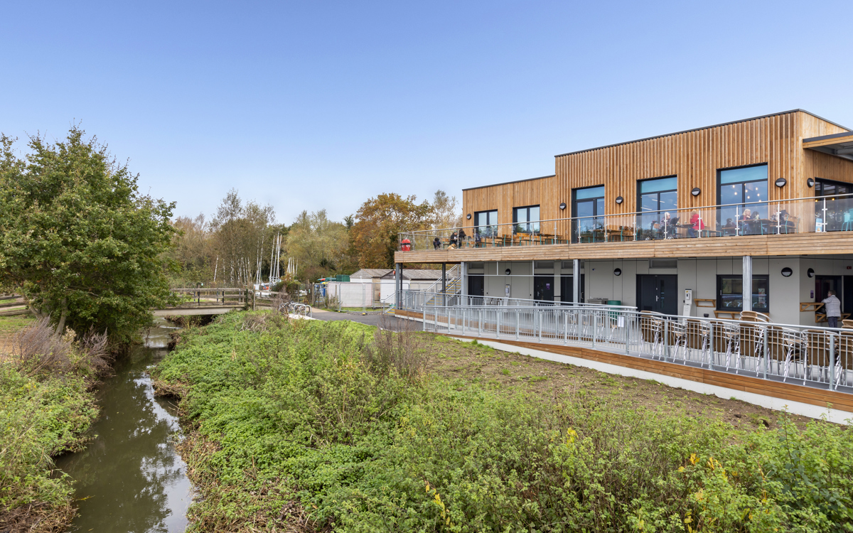Dinton Pastures Szabadidőközpont – egy nettó zéró szén-dioxid-kibocsátású épület