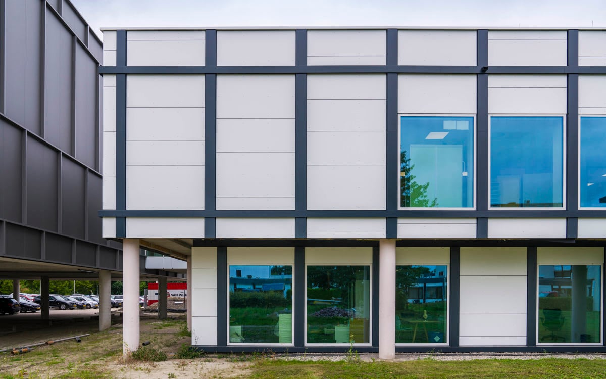 Duurzaam hergebruik van EQUITONE gevelpanelen bij renovatie Nij Smellinghe