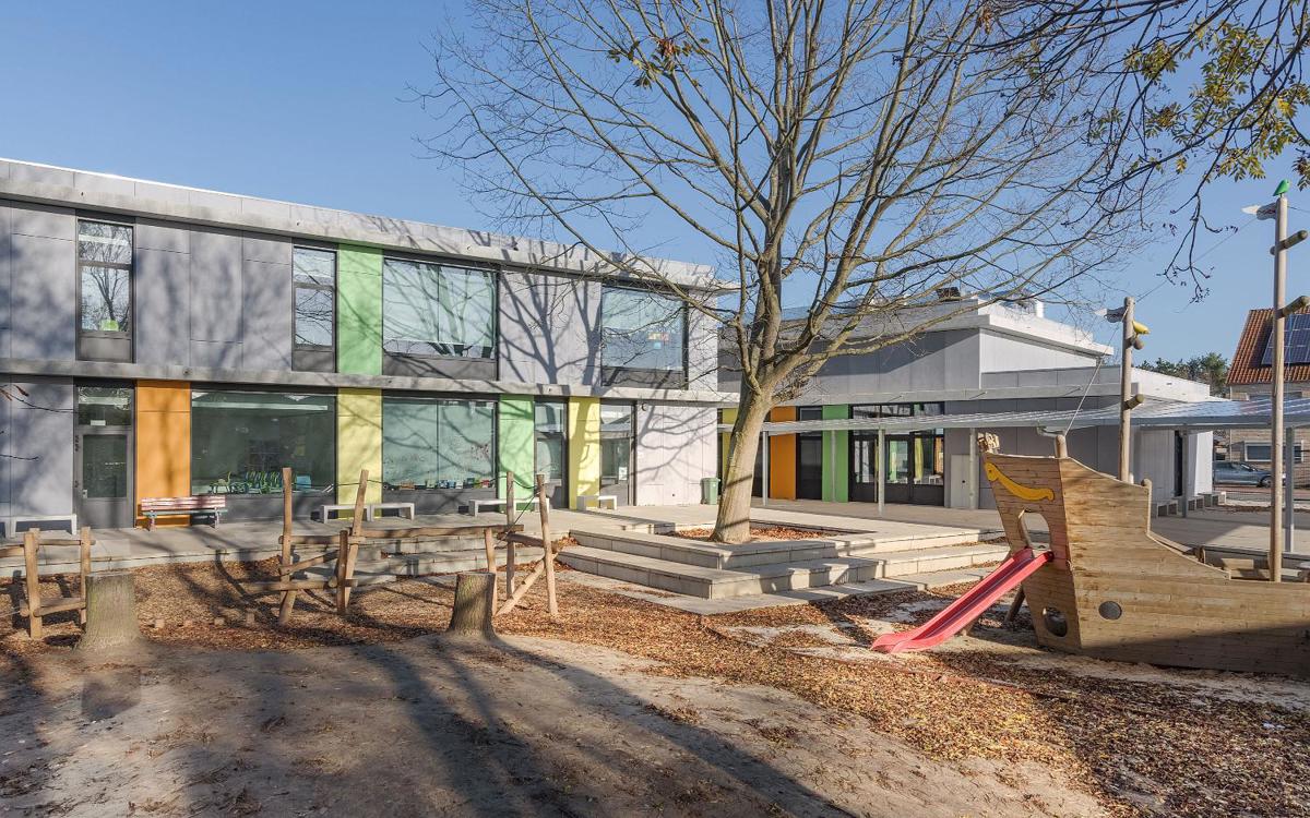 De EQUITONE [pictura] panelen steken basisschool Het Anker in een kleurrijk jasje