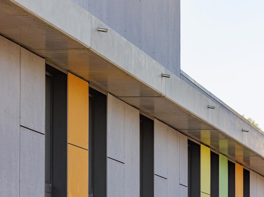 De EQUITONE [pictura] panelen steken basisschool Het Anker in een kleurrijk jasje