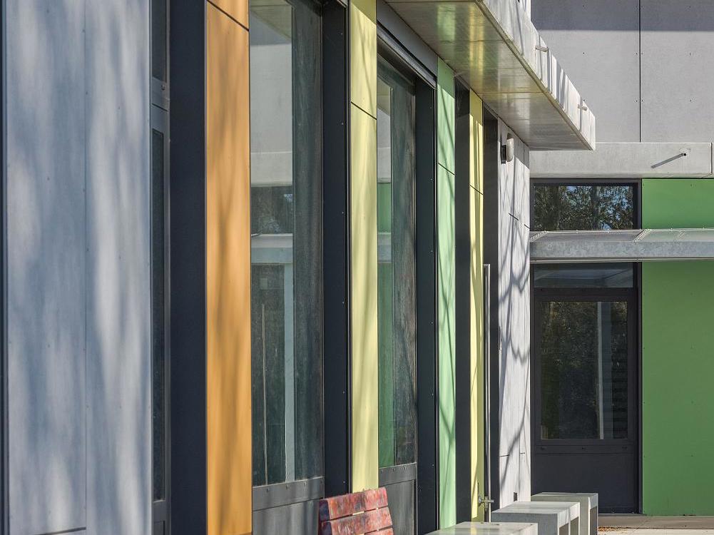 De EQUITONE [pictura] panelen steken basisschool Het Anker in een kleurrijk jasje