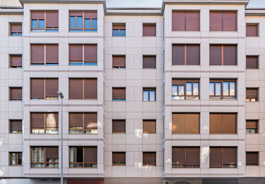 La Rehabilitación_fachada edificio Pamplona_EQUITONE