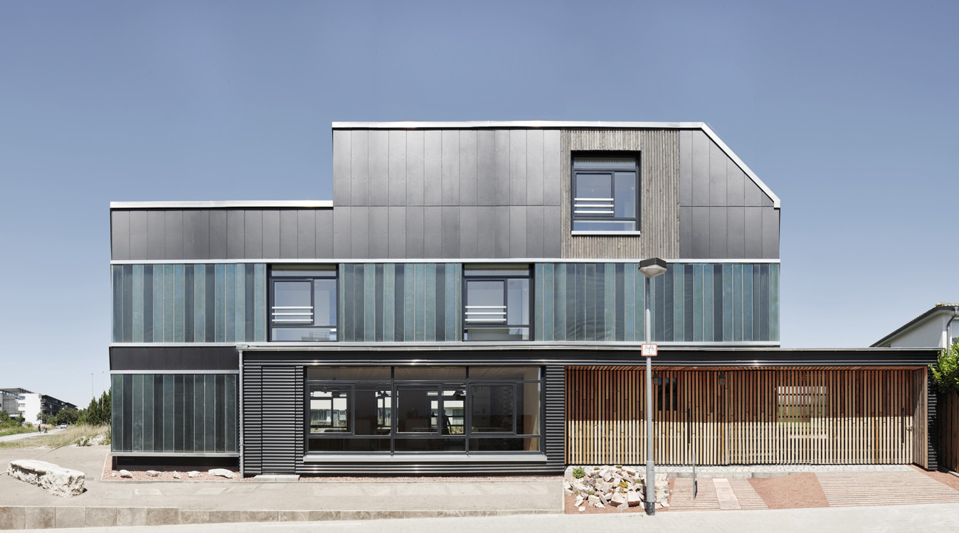 Zweites Leben für die Fassade:  Experimenteller Wohnbau mit recycelten Faserzementtafeln