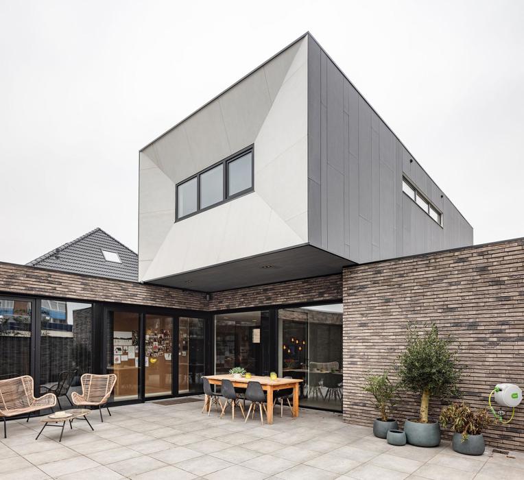 Maison cubique à Hoogeveen avec des panneaux de façade EQUITONE [tectiva]