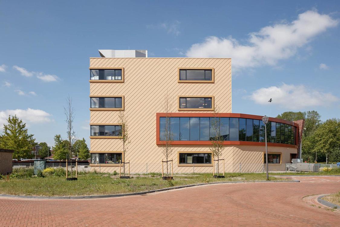 Les panneaux EQUITONE [tectiva] occupent une place centrale dans la nouvelle façade du Collège Oosterlicht