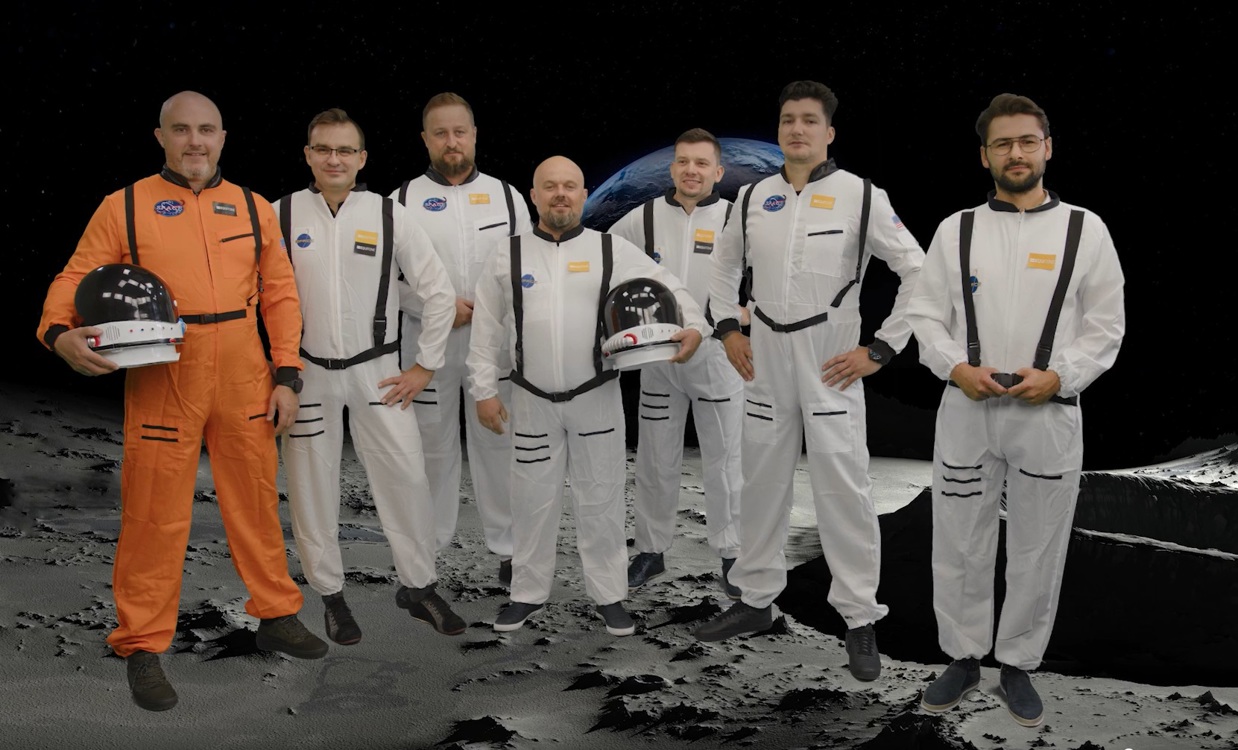 Misja EQUITONE lunara załoga ETEX EXTERIORS POLAND