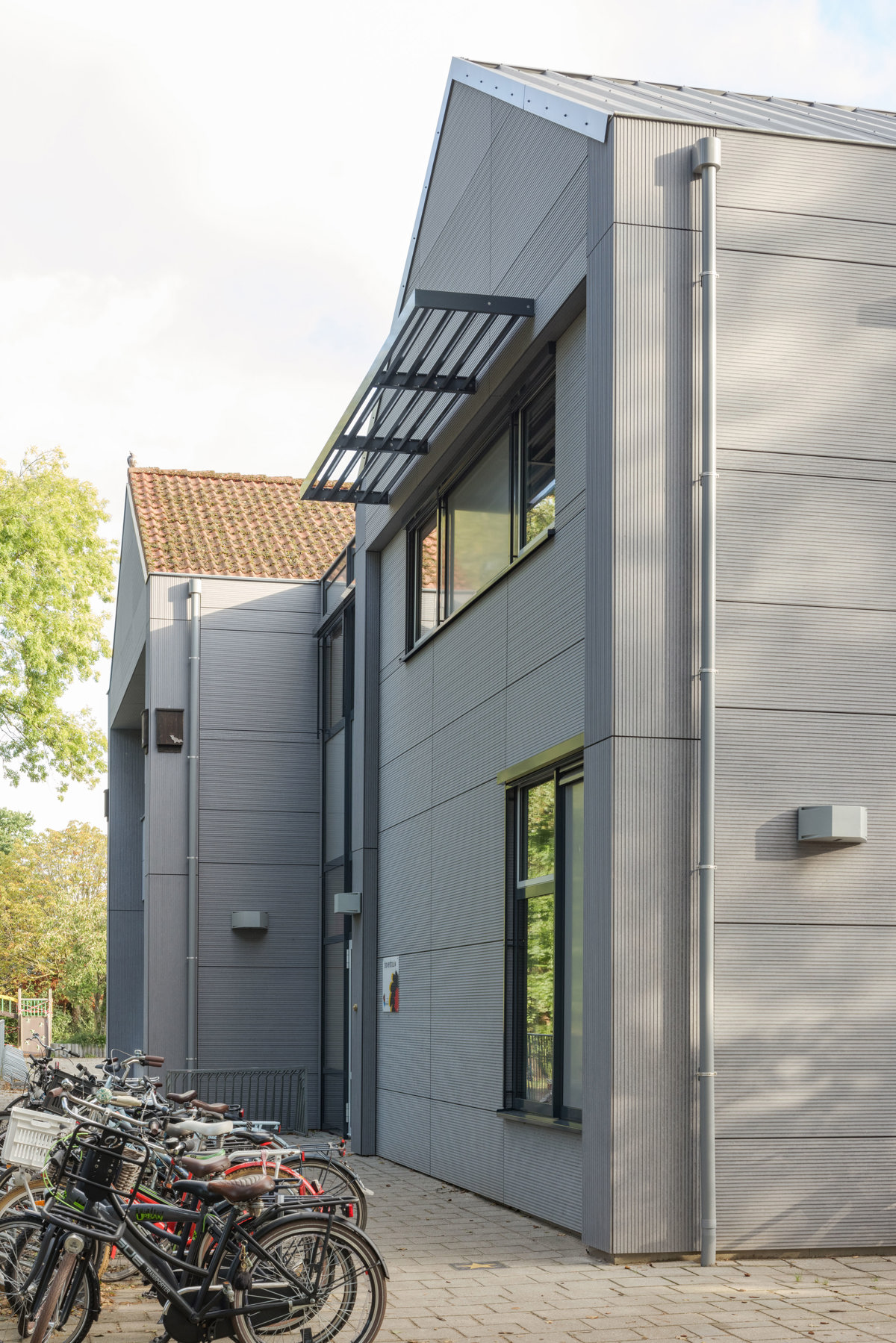 Pour la rénovation de l'école primaire De Hoeve, l'architecte Martien Van Vliet (Bureau Bos) a résolument opté pour EQUITONE