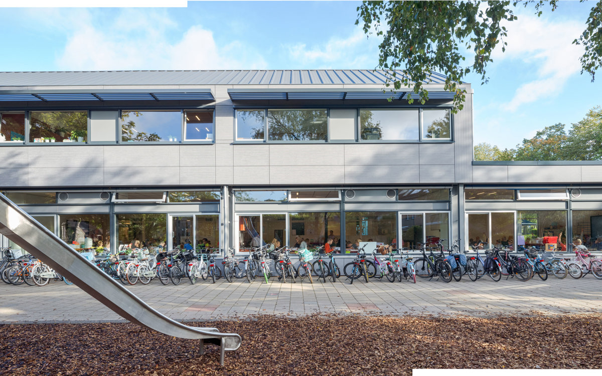 Pour la rénovation de l'école primaire De Hoeve, l'architecte Martien Van Vliet (Bureau Bos) a résolument opté pour EQUITONE
