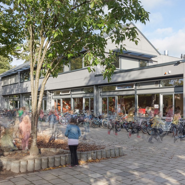 Pour la rénovation de l'école primaire De Hoeve, l'architecte Martien Van Vliet (Bureau Bos) a résolument opté pour EQUITONE