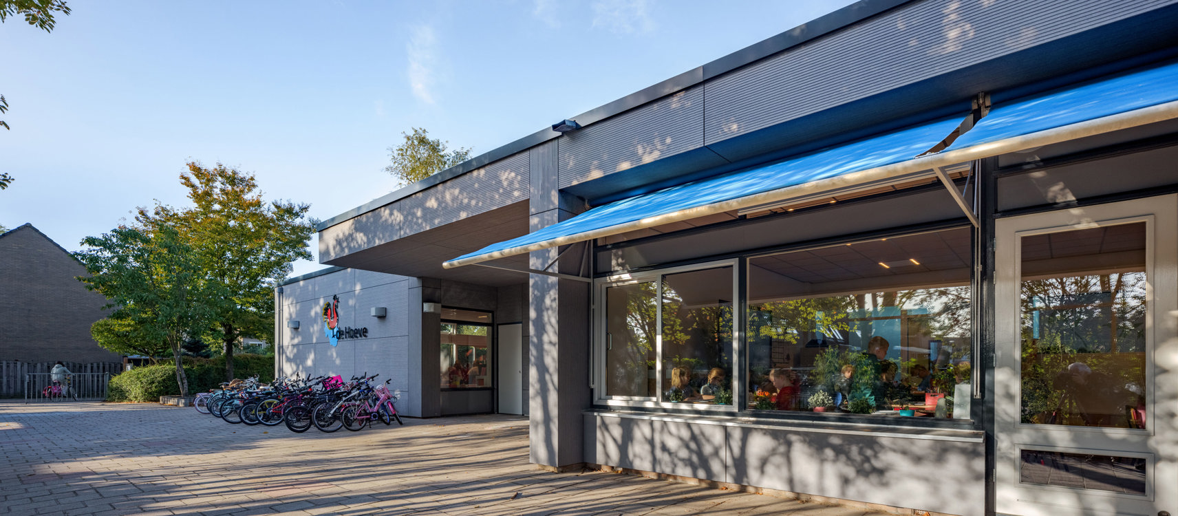 Arhitectul Martien Van Vlient (Bureau Bos) utilizează EQUITONE la renovarea școlii primare De Hoeve din Olanda