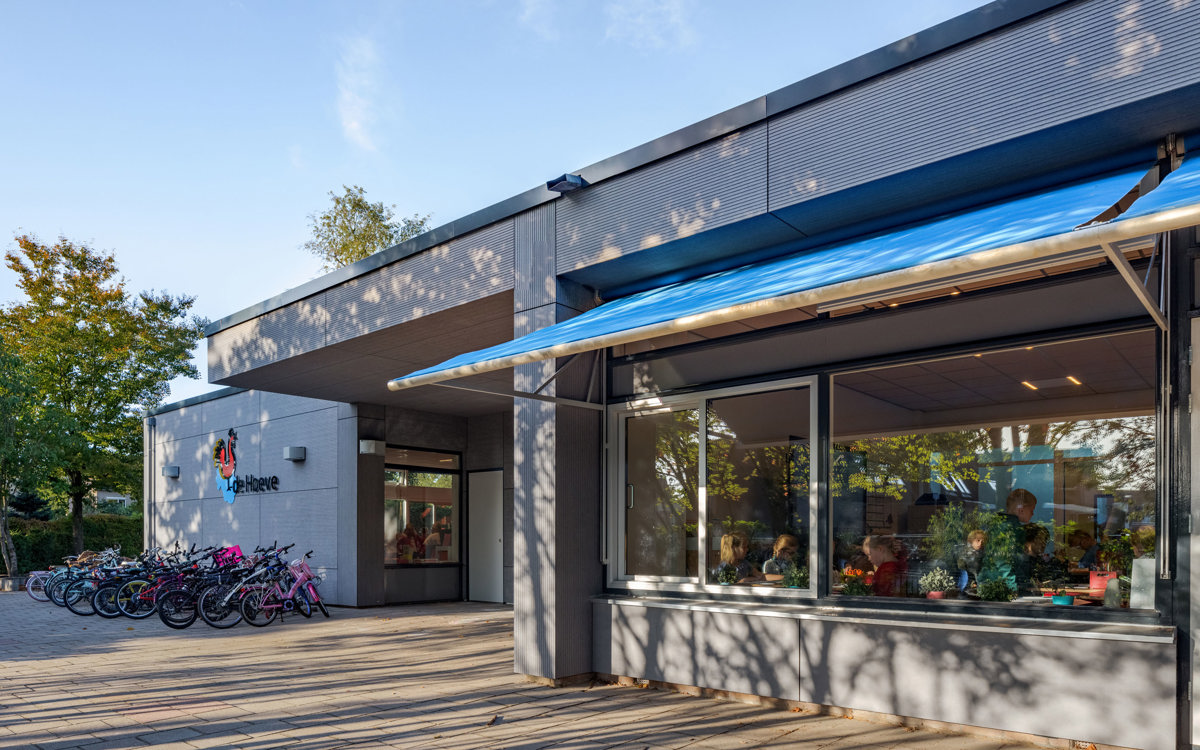 Pour la rénovation de l'école primaire De Hoeve, l'architecte Martien Van Vliet (Bureau Bos) a résolument opté pour EQUITONE