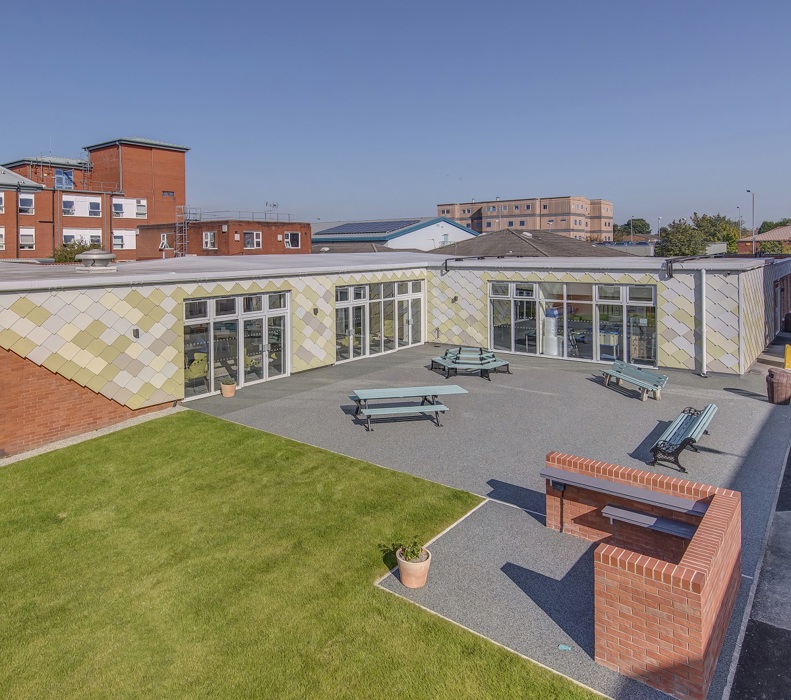 Spitalul Stepping Hill: placare în culori cu EQUITONE [natura]
