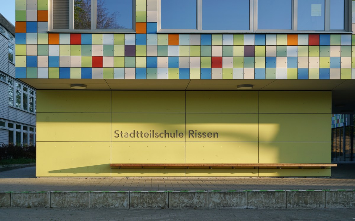 Elewacje budynków edukacyjnych z EQUITONE