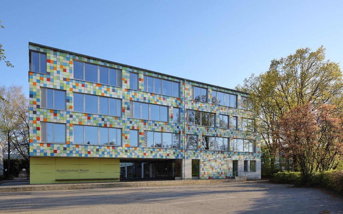 Elewacje budynków edukacyjnych z EQUITONE