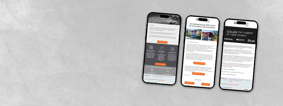 Darstellung des EQUITONE Newsletters auf drei Smartphone-Bildschirmen vor Betonoptik-Hintergrund – der Fokus liegt auf moderner, mobil optimierter Kommunikation rund um Architektur, Faserzement und innovative Fassadenlösungen.