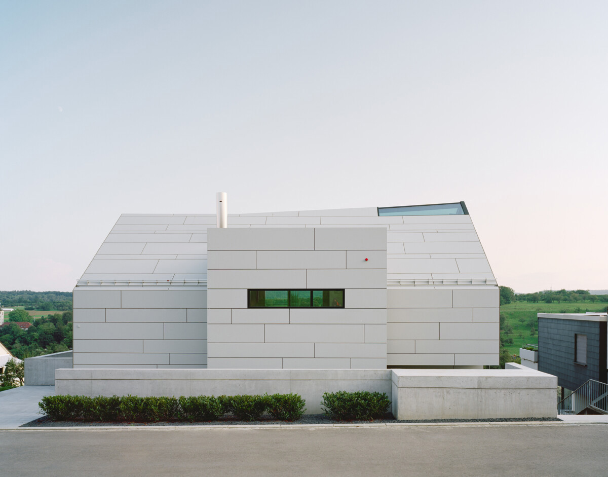 Systemdach mit EQUITONE 04 Haus Drei