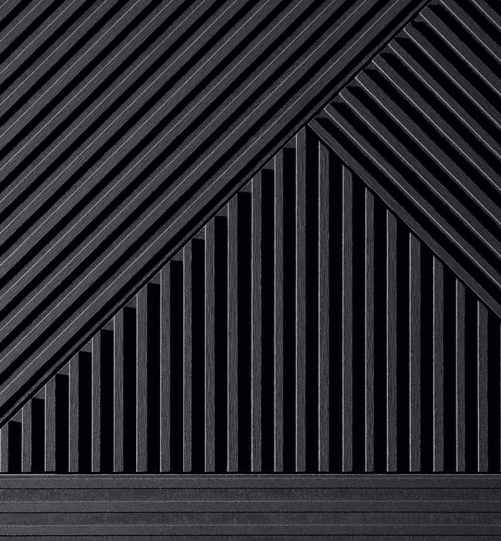 Kom närmare och det genomfärgade materialet kommer att avslöja sin fulla komplexitet och integritet.