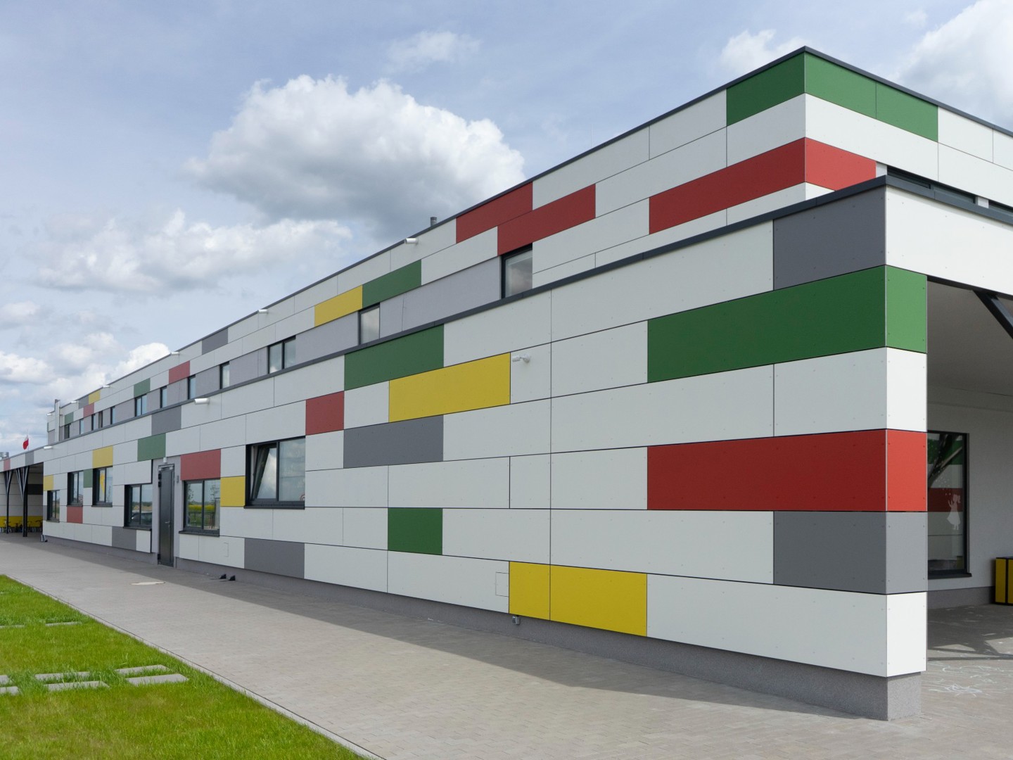 Equitone coloura na budynku przedszkola