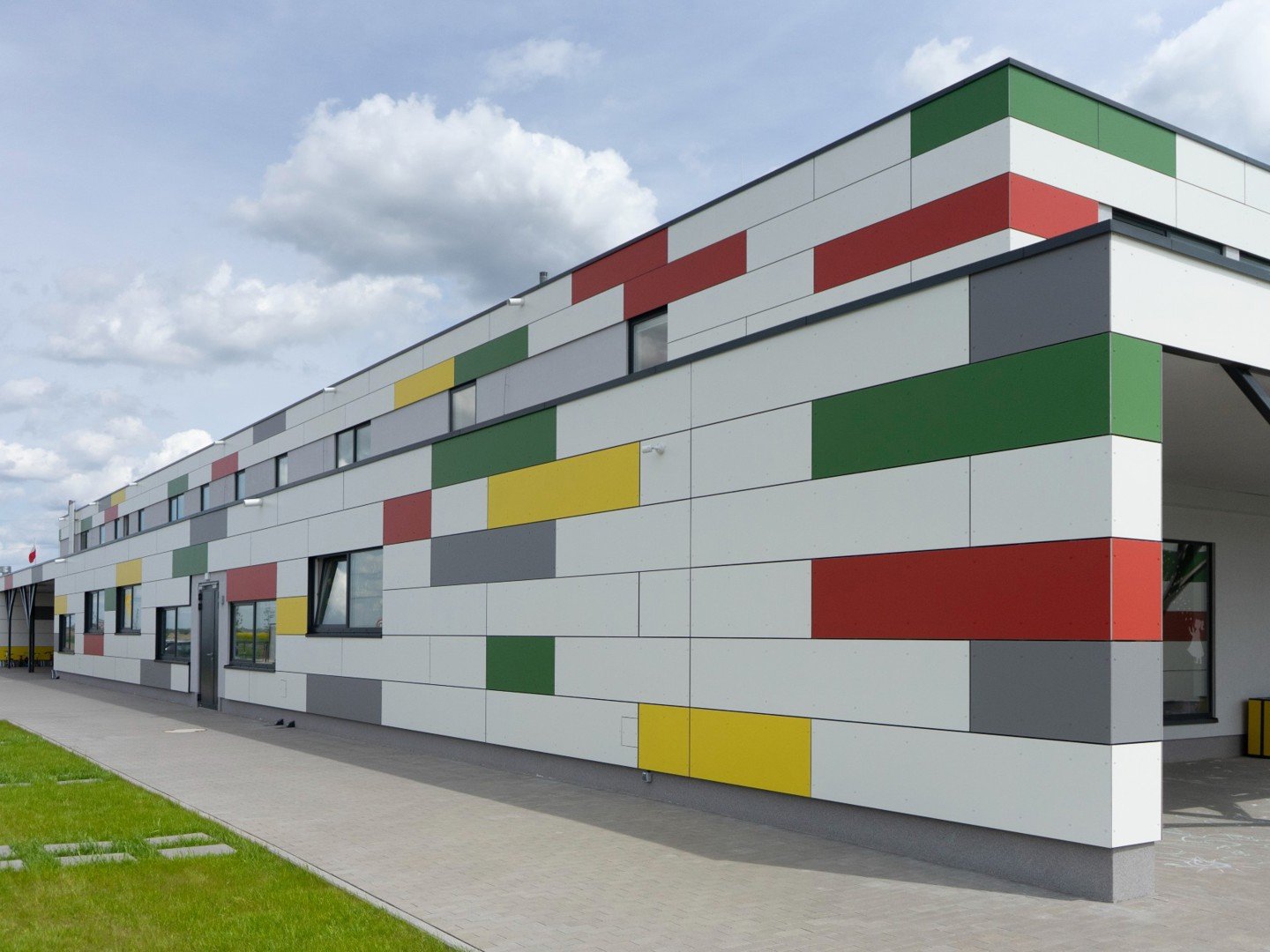 Equitone coloura na budynku przedszkola