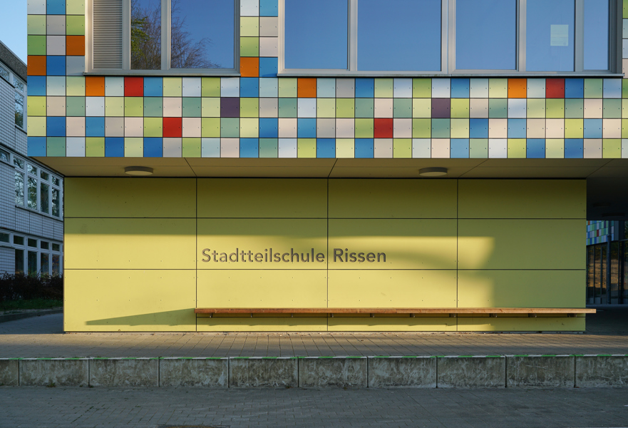 Elewacja szkoły w Hamburgu wykonana z paneli EQUITONE [pictura] w różnych kolorach