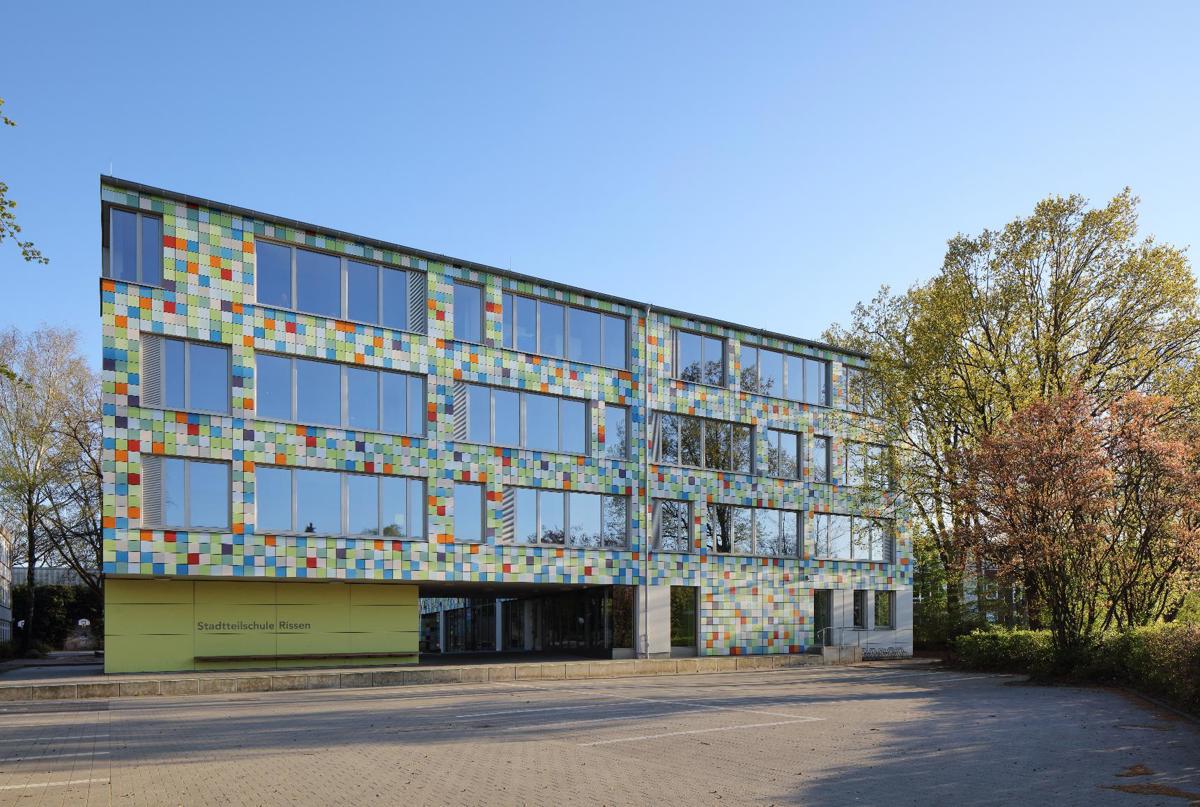 Elewacja szkoły w Hamburgu wykonana z paneli EQUITONE [pictura] w różnych kolorach