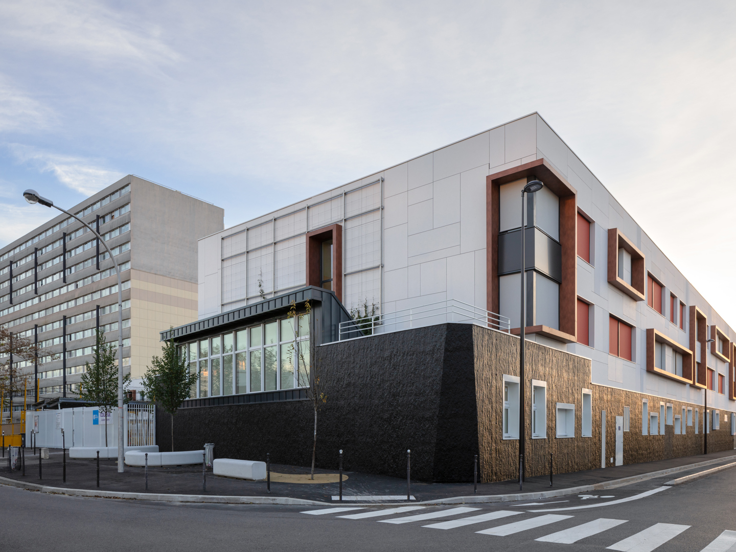 facade equitone fibres ciment clair avec decoupe